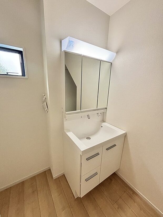 お出かけ前の身だしなみに一歩差がつく三面鏡。ミラー裏にはたっぷり収納もございます。