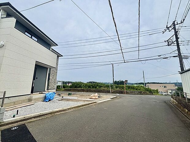 6m幅員の道路に面しておりお車の運転が苦手な方でも安心して出入りいただけます。 