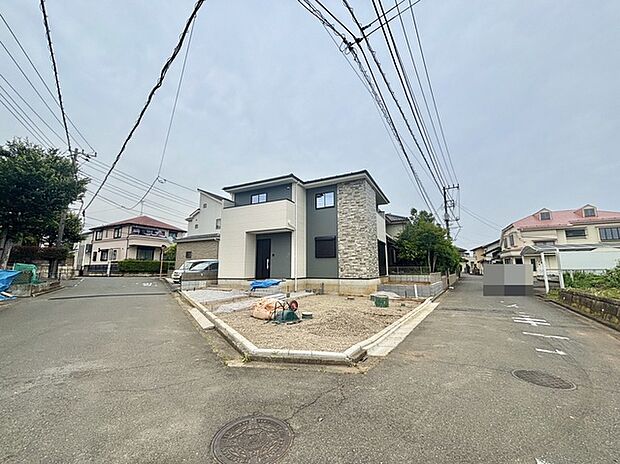 セカンドカーや来客時にも便利なカースペース3台分ございます。