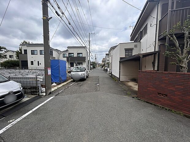 6m幅員の道路に面しておりお車の運転が苦手な方でも安心して出入りいただけます。