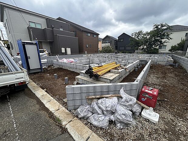 戸建てが立ち並ぶ静かな住宅街。四季折々の移り変わりを感じながら自然と楽しみ、暮らす、そんな毎日を日々の中で感じられる住環境 
