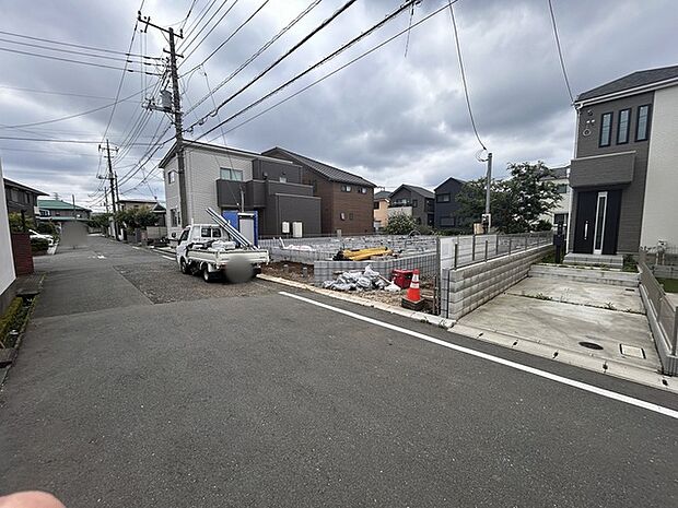 前面道路は広く、駐車がしやすいです。駐車スペース2台分ございます。