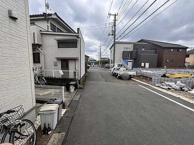 戸建てが立ち並ぶ静かな住宅街。四季折々の移り変わりを感じながら自然と楽しみ、暮らす、そんな毎日を日々の中で感じられる住環境 