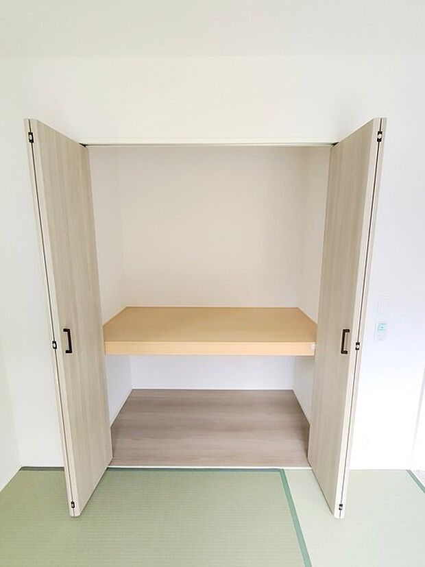 1階和室:4.5帖※畳設置 収納豊富な間取りで家の中がスッキリ片付きそうです。