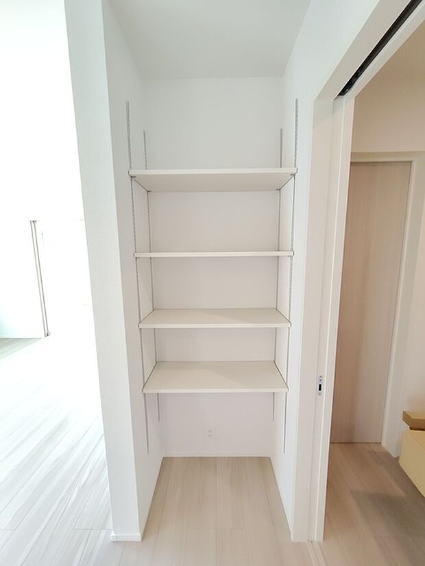 1階LDK:16.5帖 キッチン横の可動棚