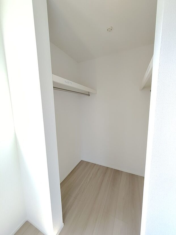 2階洋室:9.8帖 収納で悩む時間をなくしたい。家族の衣服が多くても頼もしいWIC(ウォークインクローゼット)