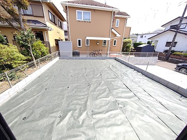 戸建てならではのお庭スペース。BBQやガーデニング、お子様のプールなど、、、、様々な楽しみ方ができるプライベート空間。ご家族皆さままで思いっきりお楽しみください。