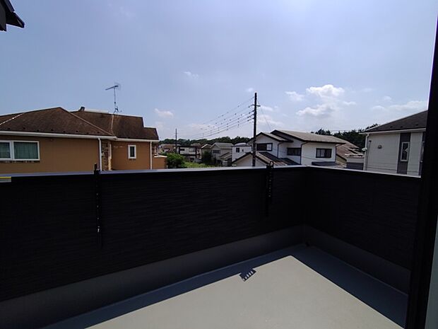 南側のお部屋から出入りできる、奥行きのあるワイドバルコニー。心地よい陽射しと暖かな風を楽しむことが出来ます。
