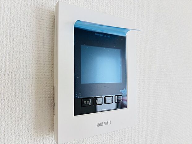 録画機能もあり、どのような人が何時に来訪されたのかが分かります。防犯上はもちろん、お届け物などの把握にも便利です。ライトが付いているので、夜間でも安心です。