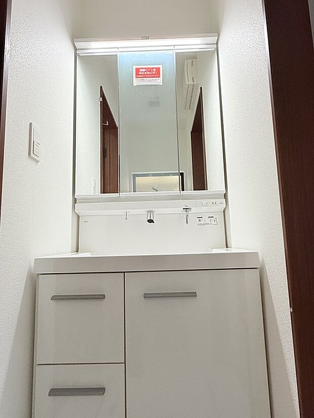お出かけ前の身だしなみに一歩差がつく三面鏡。ミラー裏にはたっぷり収納もございます。