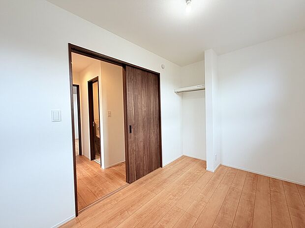 今からここを誰のお部屋にしようか、そんな洋室。大きさは5 帖です。
