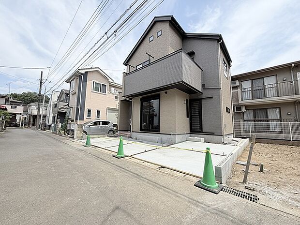 セカンドカーや来客時にも便利なカースペース2台分(車種による)ございます。