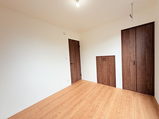 今からここを誰のお部屋にしようか、そんな洋室。大きさは5.25帖です。