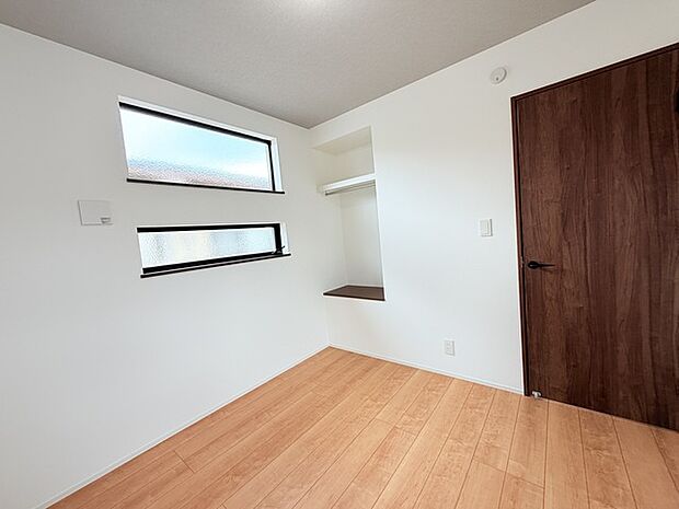今からここを誰のお部屋にしようか、そんな洋室。大きさは4.5帖です。