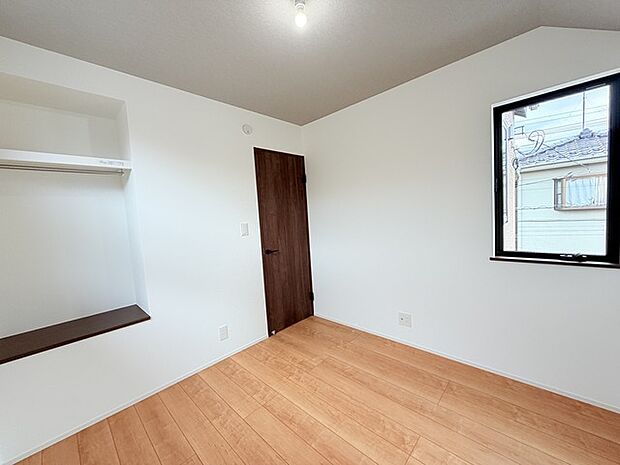 今からここを誰のお部屋にしようか、そんな洋室。大きさは4.5帖です。