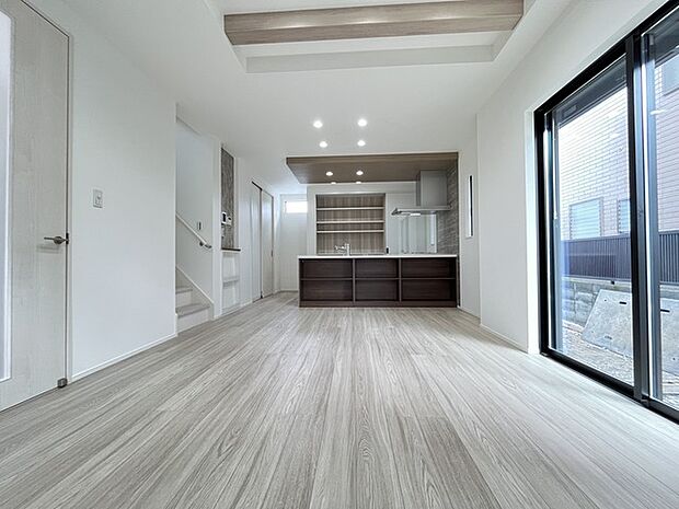 大きな開口部から明るい光が差し込むリビング。日中の室内の明るさがこの部屋の魅力です。 