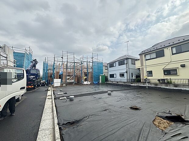 前面道路は通り抜けができないため、交通量が少なく静かな住環境です。