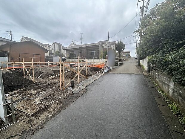 戸建てが立ち並ぶ静かな住宅街。四季折々の移り変わりを感じながら自然と楽しみ、暮らす、そんな毎日を日々の中で感じられる住環境