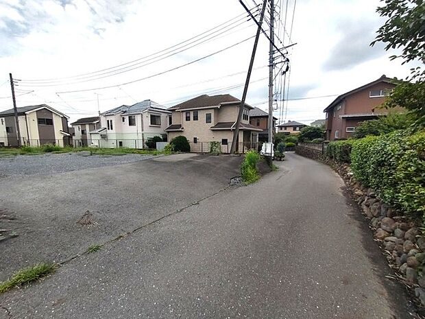 セカンドカーや来客時にも便利なカースペース2台分ございます。