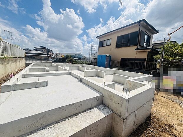 戸建てが立ち並ぶ静かな住宅街。四季折々の移り変わりを感じながら自然と楽しみ、暮らす、そんな毎日を日々の中で感じられる住環境