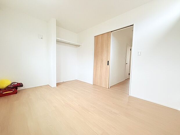 衣類の整理整頓に嬉しい収納付きのお部屋。お子様のお部屋としても便利です。