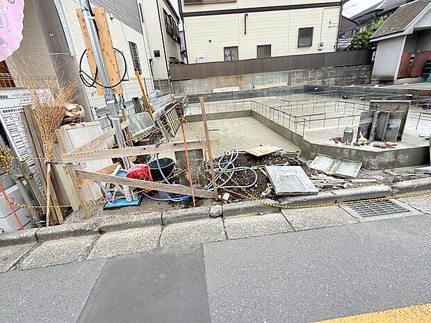 戸建てが立ち並ぶ静かな住宅街。四季折々の移り変わりを感じながら自然と楽しみ、暮らす、そんな毎日を日々の中で感じられる住環境 