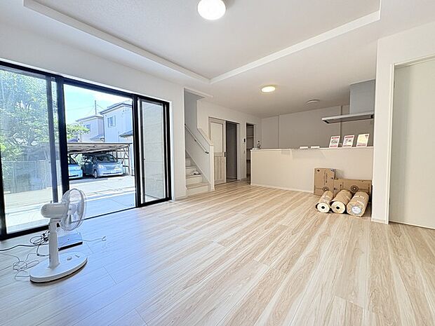 家族や友人、両親、親戚とこれから沢山の時間を紡ぐのだろう。そこを彩るのは窓から見える青い空、心地よい緑。そんなイメージが膨らむリビングスペース。