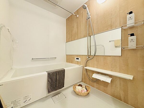落ち着いた色味の浴室で1日の疲れをゆっくりと癒してください。
