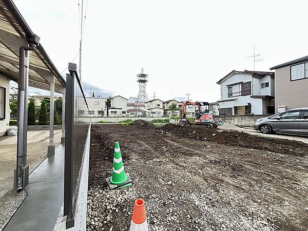 落ち着いた住宅地に位置し、これから長く愛着を持って過ごす場所にふさわしい穏やかな環境です