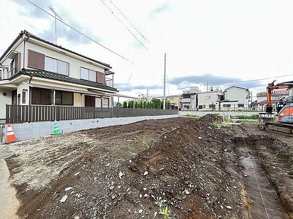 周囲に馴染む穏やかな街並みにあり、これから始まる新たな生活の基盤として適した環境です