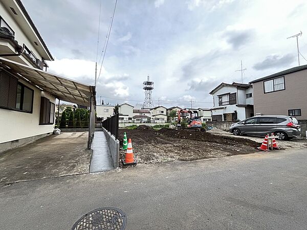 空が広く見渡せる開放的な区画。周囲の落ち着いた環境が、新しい暮らしの始まりを静かに予感させます