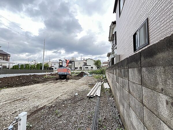 閑静な街並みに溶け込む広々とした空間。住まいへの期待を高める、すっきりとした整地状況です
