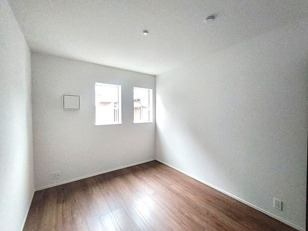 どんな家具にでも相性が良い清潔感ある白色調のクロスを採用。主張しすぎない配色、耐久性にも優れた床材は日々のメンテナンスも楽に、快適に過ごして頂けるよう考えられています。 