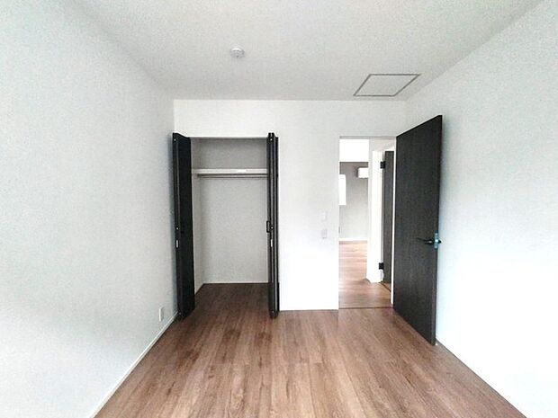 ゆとりの5.2帖ある寝室、陽光が入りやすく朝の目覚めも気持ち良く起こしてくれます。 