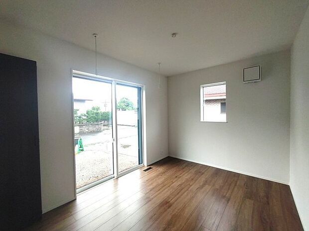 衣類の整理整頓に嬉しいクローゼット付きのお部屋。お子様のお部屋としても便利です。 