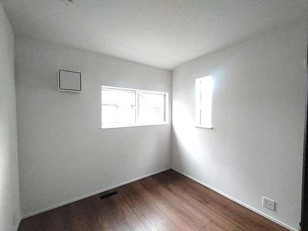 今からここを誰のお部屋にしようか、そんな洋室。大きさは4.5帖です。 