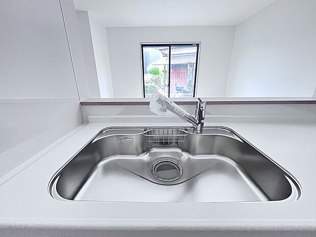一杯の水も楽しめる浄水器があるシステムキッチン。