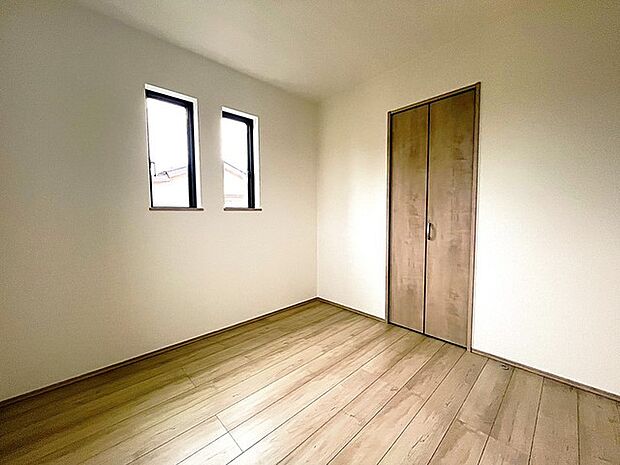 衣類の整理整頓に嬉しいクローゼット付きのお部屋。お子様のお部屋としても便利です。
