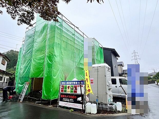 前面道路は広く、駐車がしやすいです。駐車スペース3台分ございます。