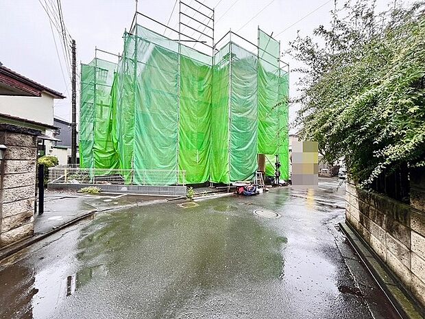 戸建てが立ち並ぶ静かな住宅街。四季折々の移り変わりを感じながら自然と楽しみ、暮らす、そんな毎日を日々の中で感じられる住環境