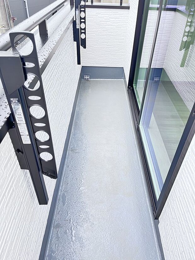 南側のお部屋から出入りできる、奥行きのあるワイドバルコニー。心地よい陽射しと暖かな風を楽しむことが出来ます。