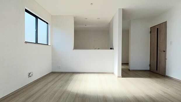 家族団欒のリビング。陽光差し込む食卓には家族の会話とスマイルが溢れます。いつまでもここで食卓を囲みたくなる、そう感じさせてくれるスペース。