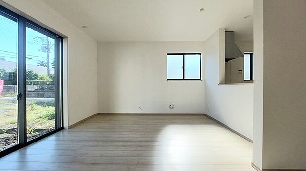 大きな開口部から明るい光が差し込むリビング。日中の室内の明るさがこの部屋の魅力です。