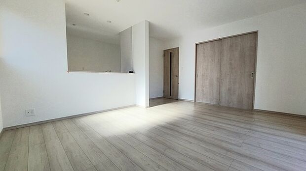 どんな家具にでも相性が良い清潔感ある白色調のクロスを採用。