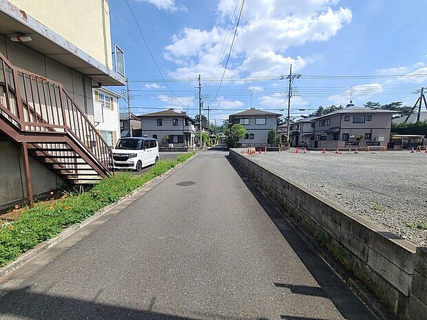 戸建てが立ち並ぶ静かな住宅街。四季折々の移り変わりを感じながら自然と楽しみ、暮らす、そんな毎日を日々の中で感じられる住環境 