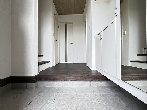 玄関はおうちの顔とも呼ばれる重要な場所!明るくスッキリと見える空間で住まう人を見送り、出迎えてくれます。
