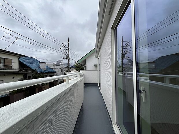 窓から眺める風景は一日の疲れを癒すヒーリングを奏でる、心地の良い時間を演出してくれます。室内も重要ですが、周りの環境もマイホーム選びの大事なポイント 