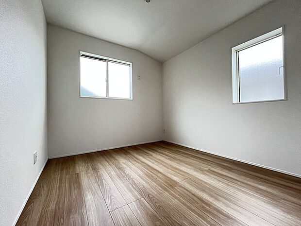 今からここを誰のお部屋にしようか、そんな洋室。大きさは5.25帖です。 