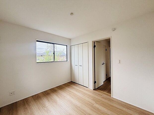 衣類の整理整頓に嬉しいクローゼット付きのお部屋。お子様のお部屋としても便利です。