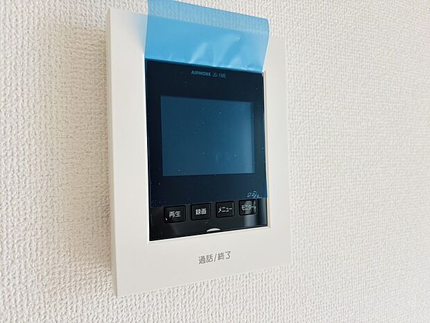 録画機能もあり、どのような人が何時に来訪されたのかが分かります。防犯上はもちろん、お届け物などの把握にも便利です。ライトが付いているので、夜間でも安心です。
